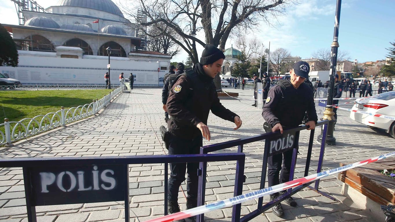 Polizisten sichern nach dem Anschlag einen Platz im bei Touristen beliebten Sultanahmet-Bezirk in Istanbul.