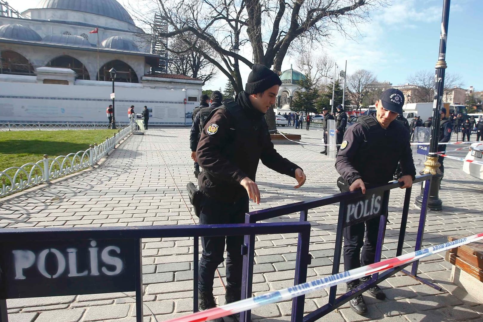 Polizisten sichern nach dem Anschlag einen Platz im bei Touristen beliebten Sultanahmet-Bezirk in Istanbul.