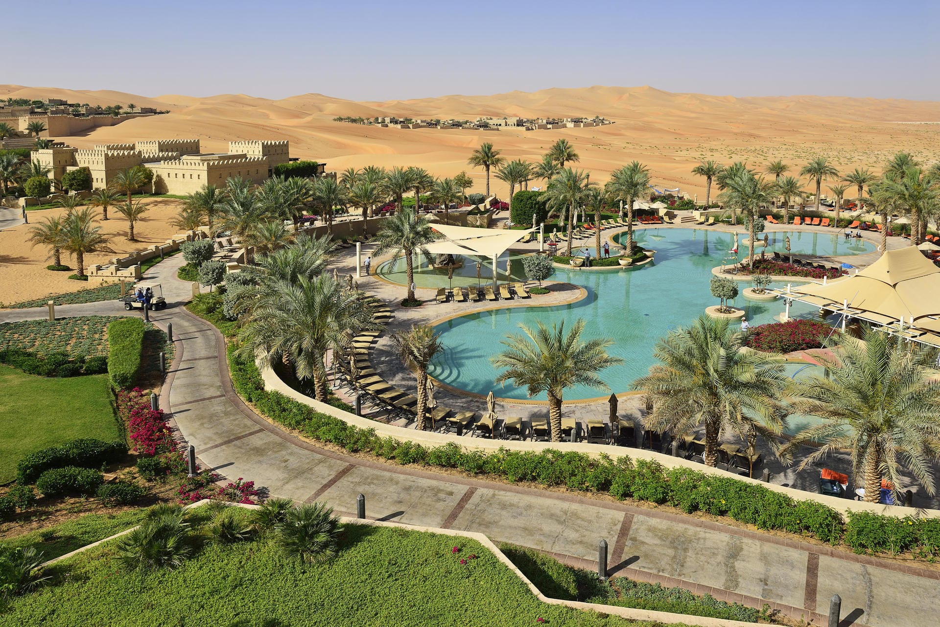Das Wüsten-Luxus-Hotel "Anantara Qasr Al Sarab" ist im Stil eines Wüstenforts gebaut und befindet sich inmitten von hohen Sanddünen.