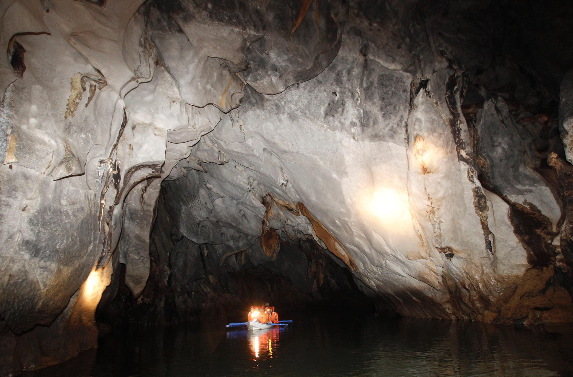 In einem faszinierenden Höhlenkomplex schlängelt sich das unterirdische Gewässer durch das darüber liegende Kalksteingebirge.