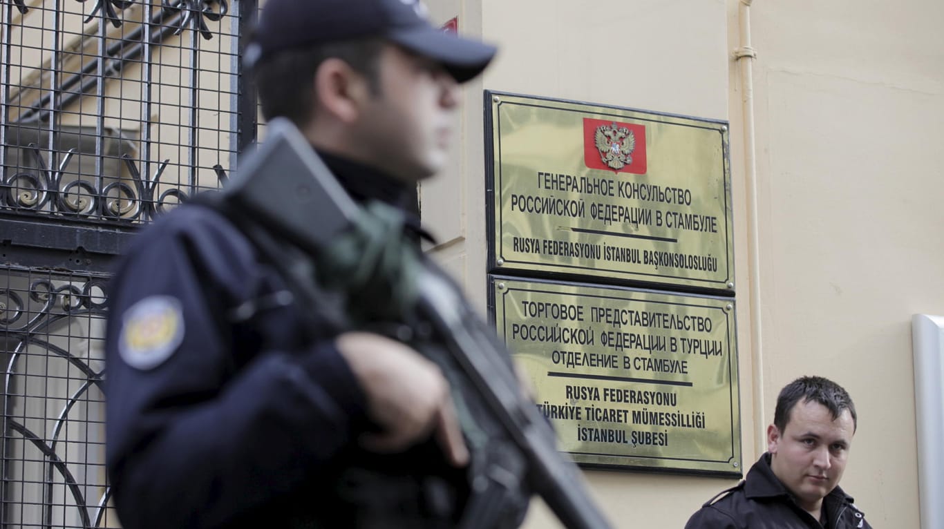 Türkische Polizisten bewachen das russische Konsulat in Istanbul.