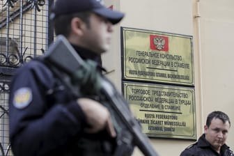 Türkische Polizisten bewachen das russische Konsulat in Istanbul.