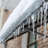 Bei klirrender Kälte sollten Hausbesitzer einige Tipps beachten.