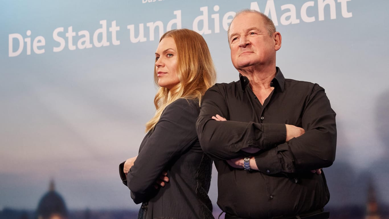 Anna Loos und Burghart Klaußner spielen in "Die Stadt und die Macht" politische Widersacher.