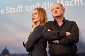 Anna Loos und Burghart Klaußner spielen in "Die Stadt und die Macht" politische Widersacher.