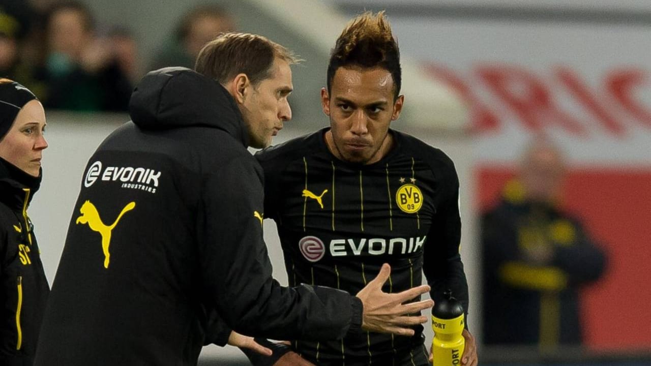 Dortmunds Trainer Thomas Tuchel redet auf Pierre-Emerick Aubameyang ein. Dortmunds Trainer Thomas Tuchel redet auf Pierre-Emerick Aubameyang ein.