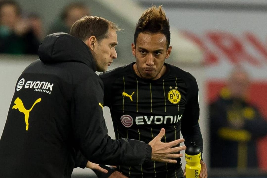 Dortmunds Trainer Thomas Tuchel redet auf Pierre-Emerick Aubameyang ein.
