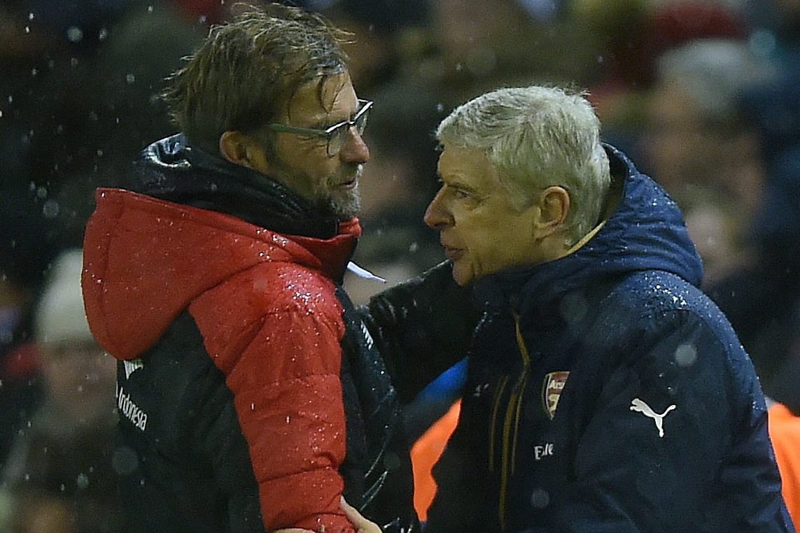 Unterredung während des Spiels: Arsène Wenger (rechts) ruft Jürgen Klopp zur Räson.