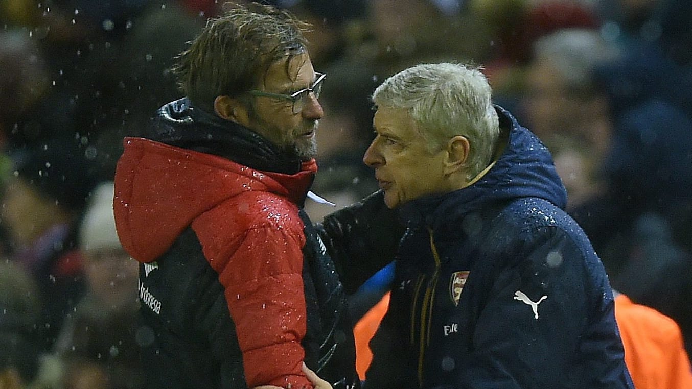 Unterredung während des Spiels: Arsène Wenger (rechts) ruft Jürgen Klopp zur Räson.