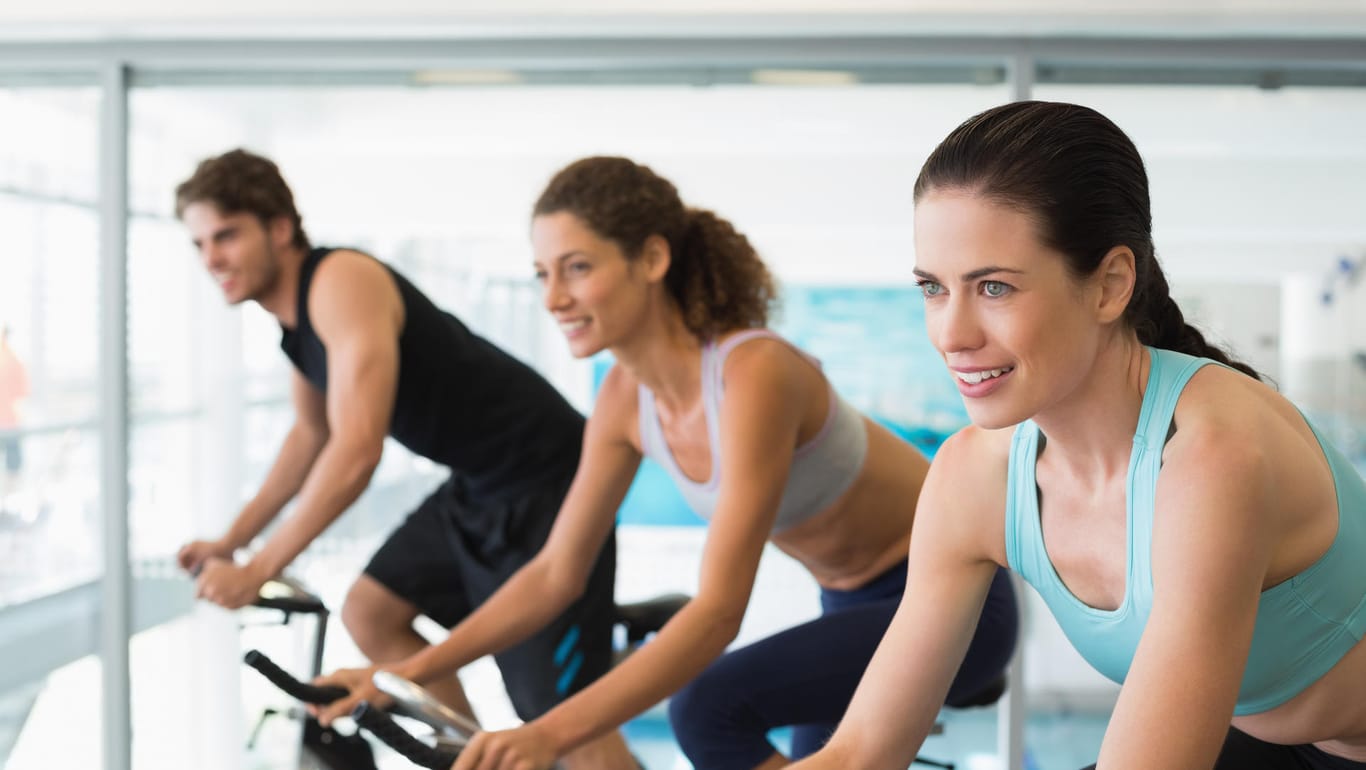 Indoorcycling ist das perfekte Workout für Herz und Kreislauf und hilft obendrein, viele Kalorien zu verbrennen.