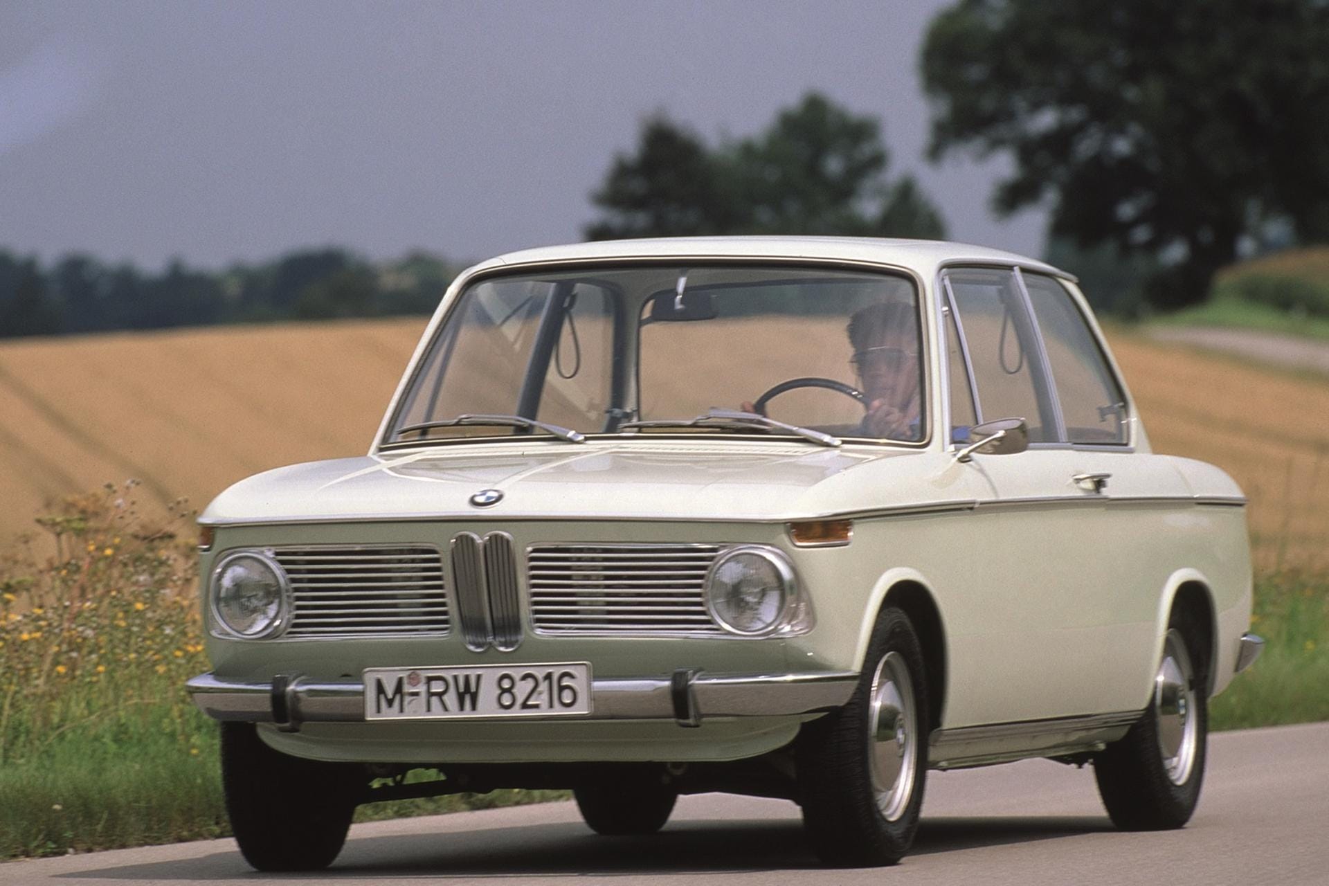 Zum 50. Firmenjubiläum präsentierte BMW im Jahr 1966 einen kompakten Zweitürer, der dem damaligen Zeitgeist weit voraus fuhr und heute als Urvater aller handlichen Dynamiker verehrt wird. Damit begann die Erfolgsgeschichte von Autos der 02-Serie aus München.