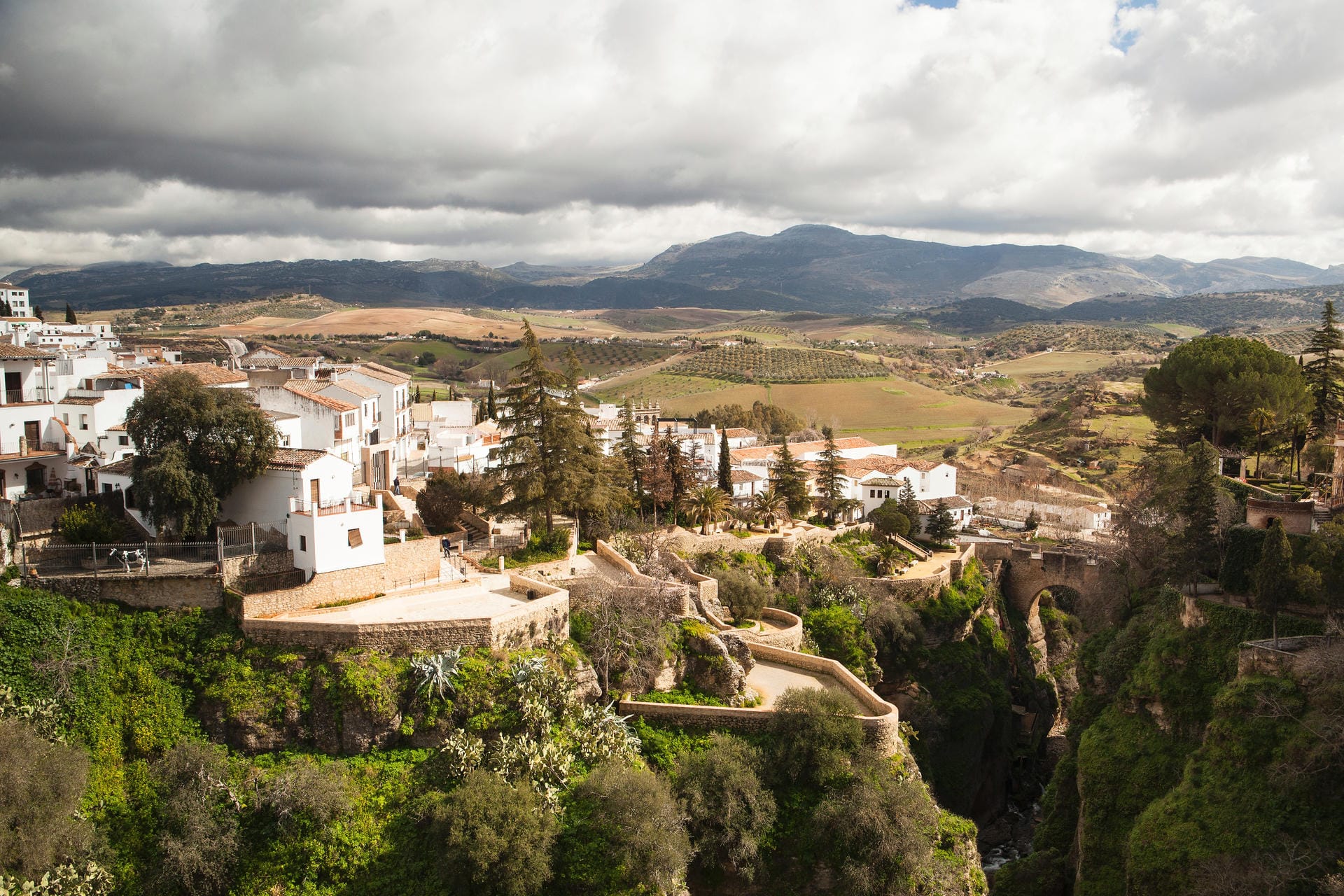 Die andalusische Ortschaft liegt inmitten einer wild-romantischen, fast schon unwirklich erscheinenden Berglandschaft.