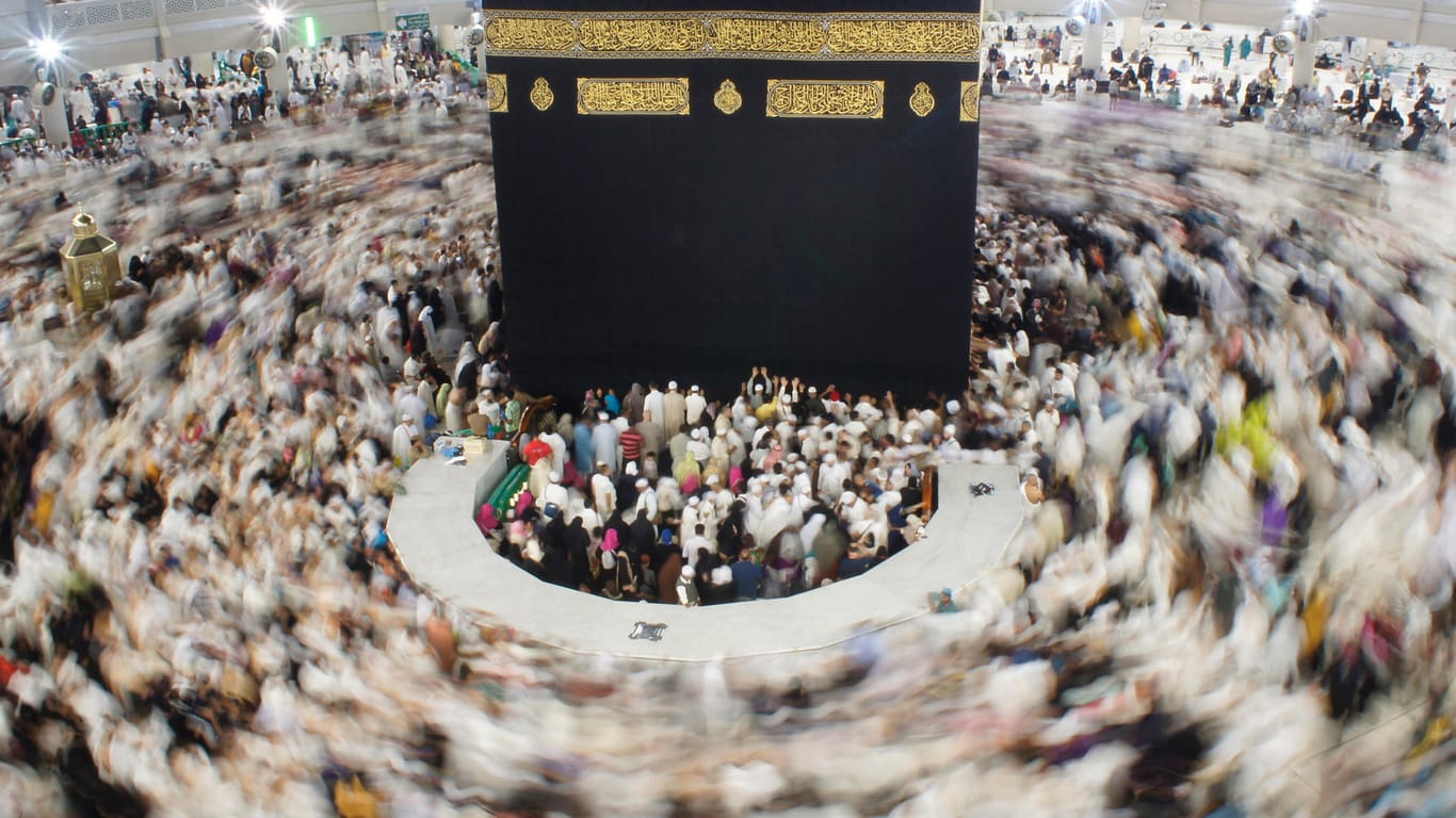 Mekka, Saudi Arabien: Muslime umkreisen die Kaaba