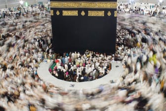 Mekka, Saudi Arabien: Muslime umkreisen die Kaaba