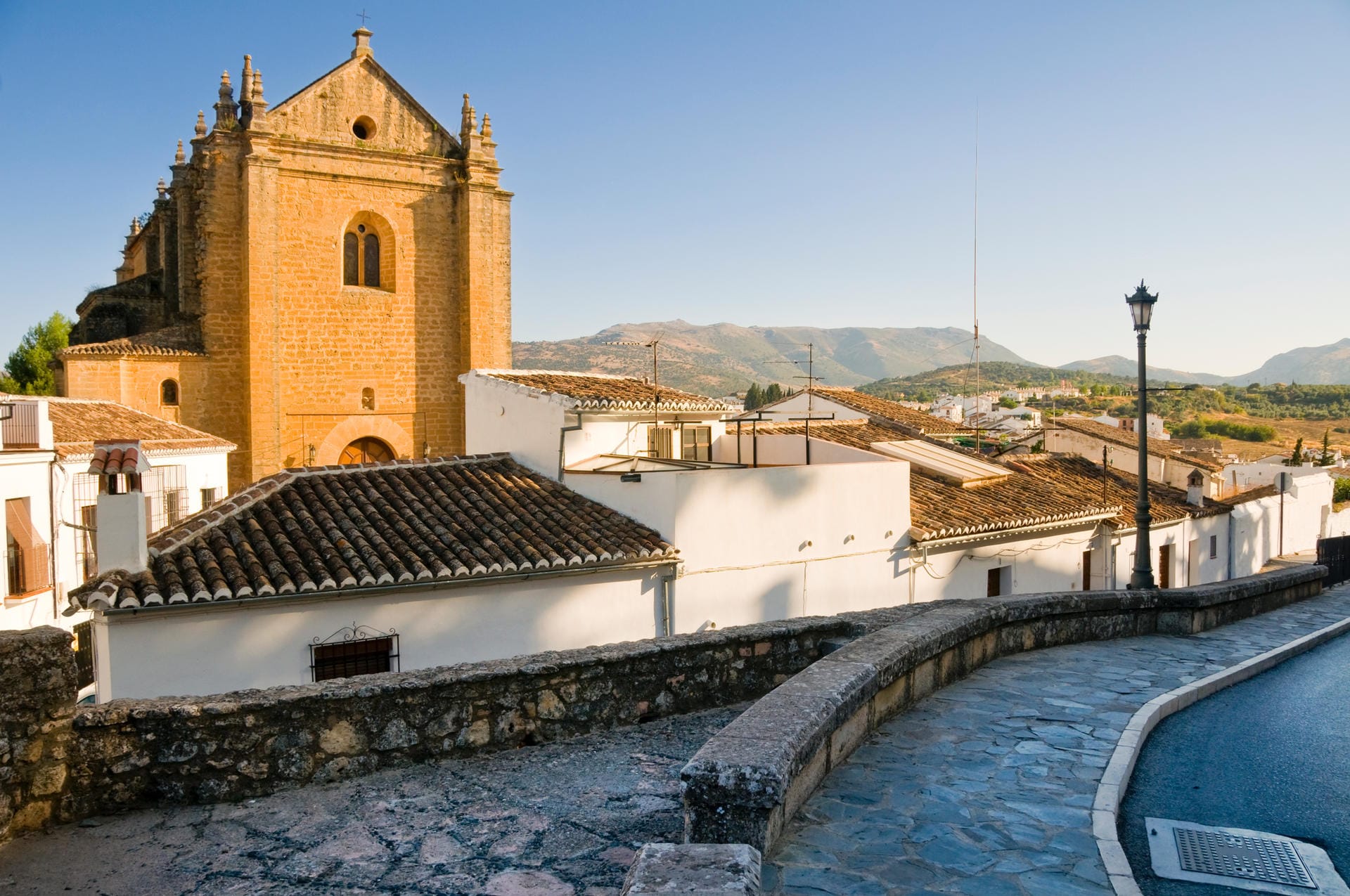 Der Ort befindet sich knapp 115 Kilometer westlich von der Provinzhauptstadt Málaga und 50 Kilometer nördlich der Costa del Sol.