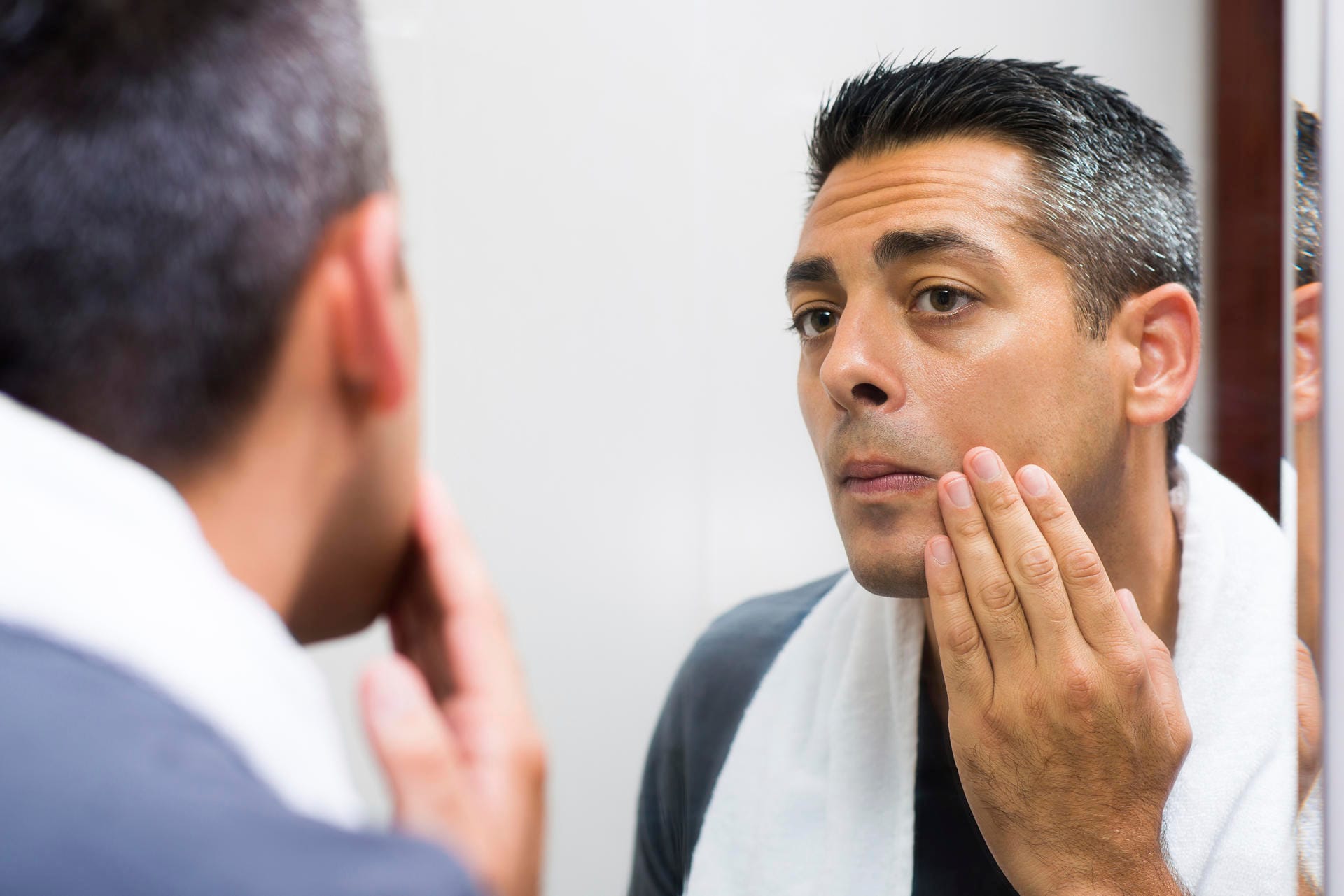 Vor und nach einer Behandlung sollten Sie Hände und Gesicht desinfizieren.