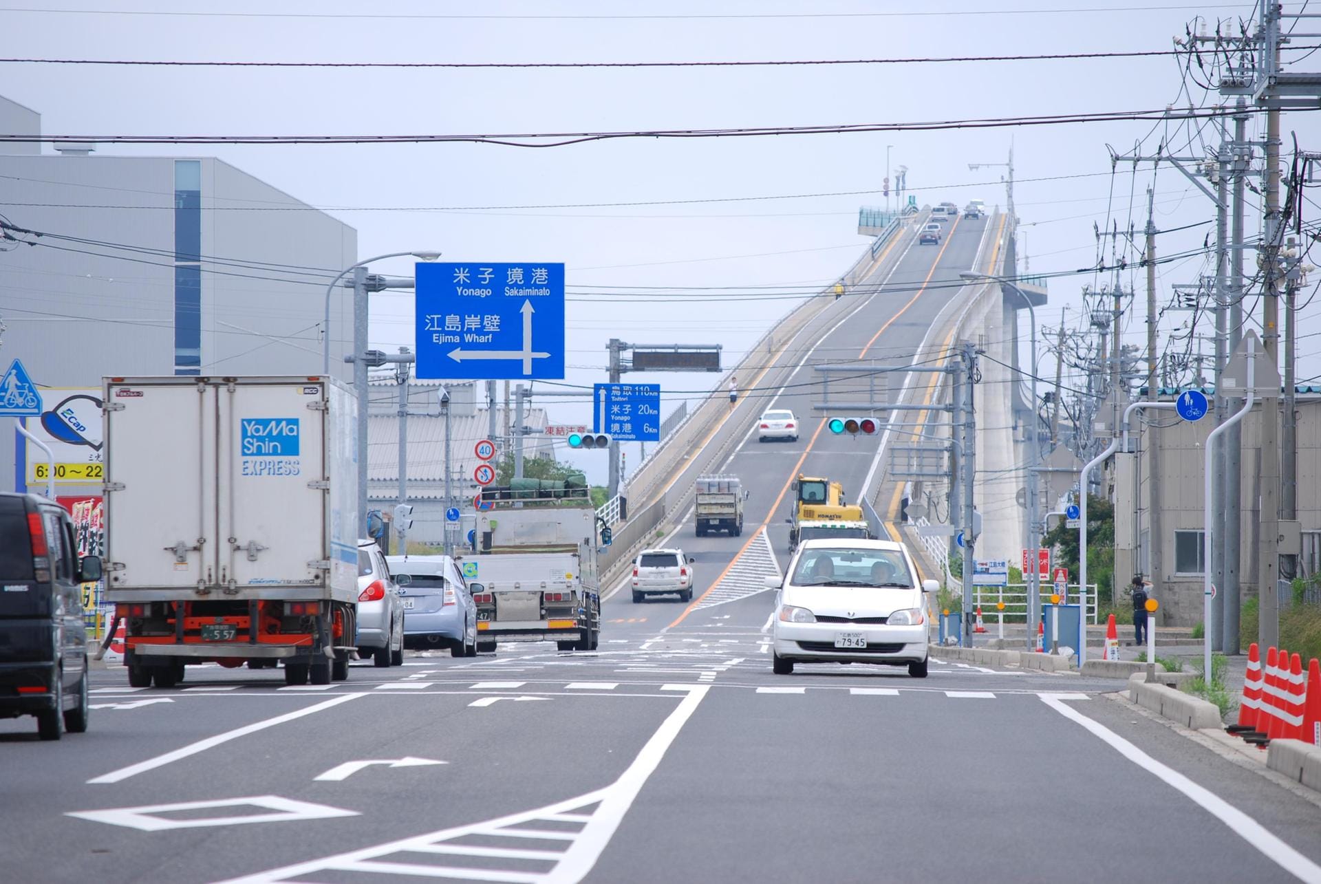 Eine gemütliche Autofahrt sieht anders aus. Wer die Eshima Ohashi Bridge passiert, wird mit genügend Adrenalin versorgt.