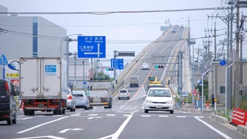 Eine gemütliche Autofahrt sieht anders aus. Wer die Eshima Ohashi Bridge passiert, wird mit genügend Adrenalin versorgt.
