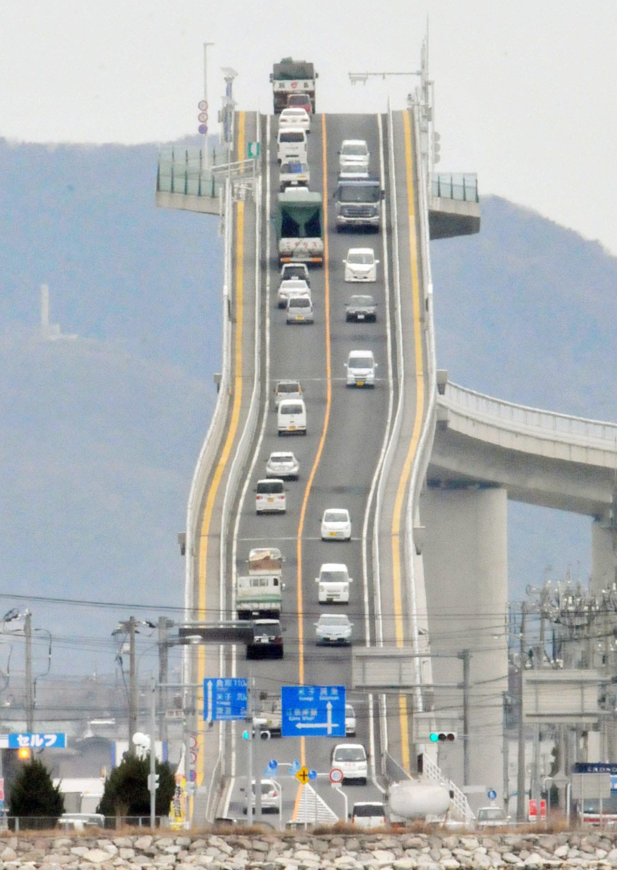 Fast so schön wie Achterbahnfahren: Auf diesem Foto wird deutlich, wie spektakulär die 1,5 Kilometer lange Brücke verläuft.