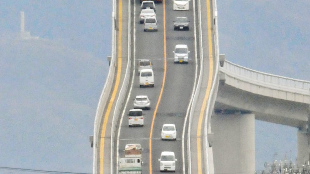 Fast so schön wie Achterbahnfahren: Auf diesem Foto wird deutlich, wie spektakulär die 1,5 Kilometer lange Brücke verläuft.