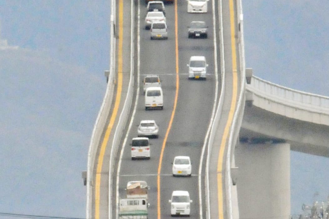 Fast so schön wie Achterbahnfahren: Auf diesem Foto wird deutlich, wie spektakulär die 1,5 Kilometer lange Brücke verläuft.