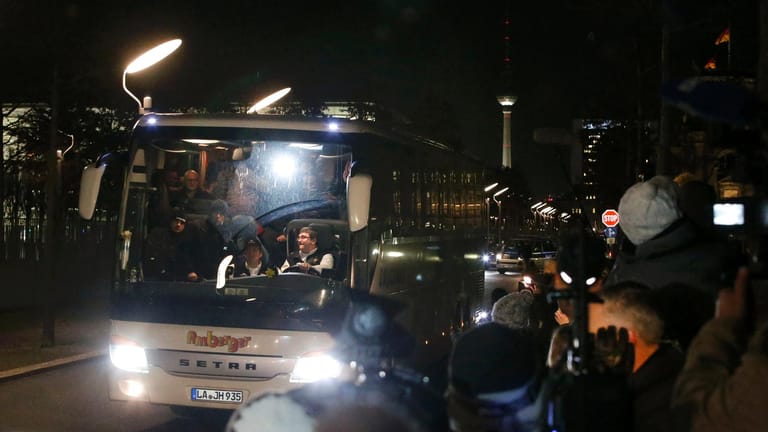 Ankunft am Berliner Kanzleramt: Der Bus mit den Flüchtlingen aus Landshut hat sein Ziel um kurz nach 18 Uhr erreicht.