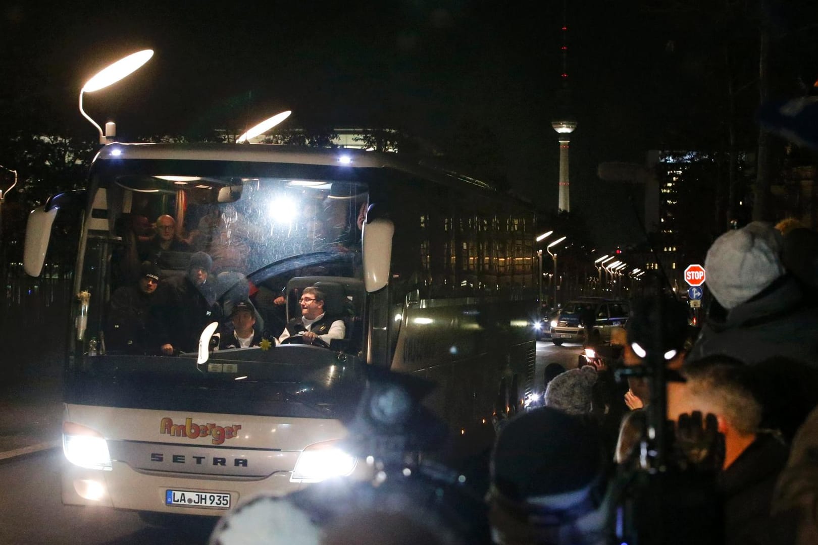 Ankunft am Berliner Kanzleramt: Der Bus mit den Flüchtlingen aus Landshut hat sein Ziel um kurz nach 18 Uhr erreicht.