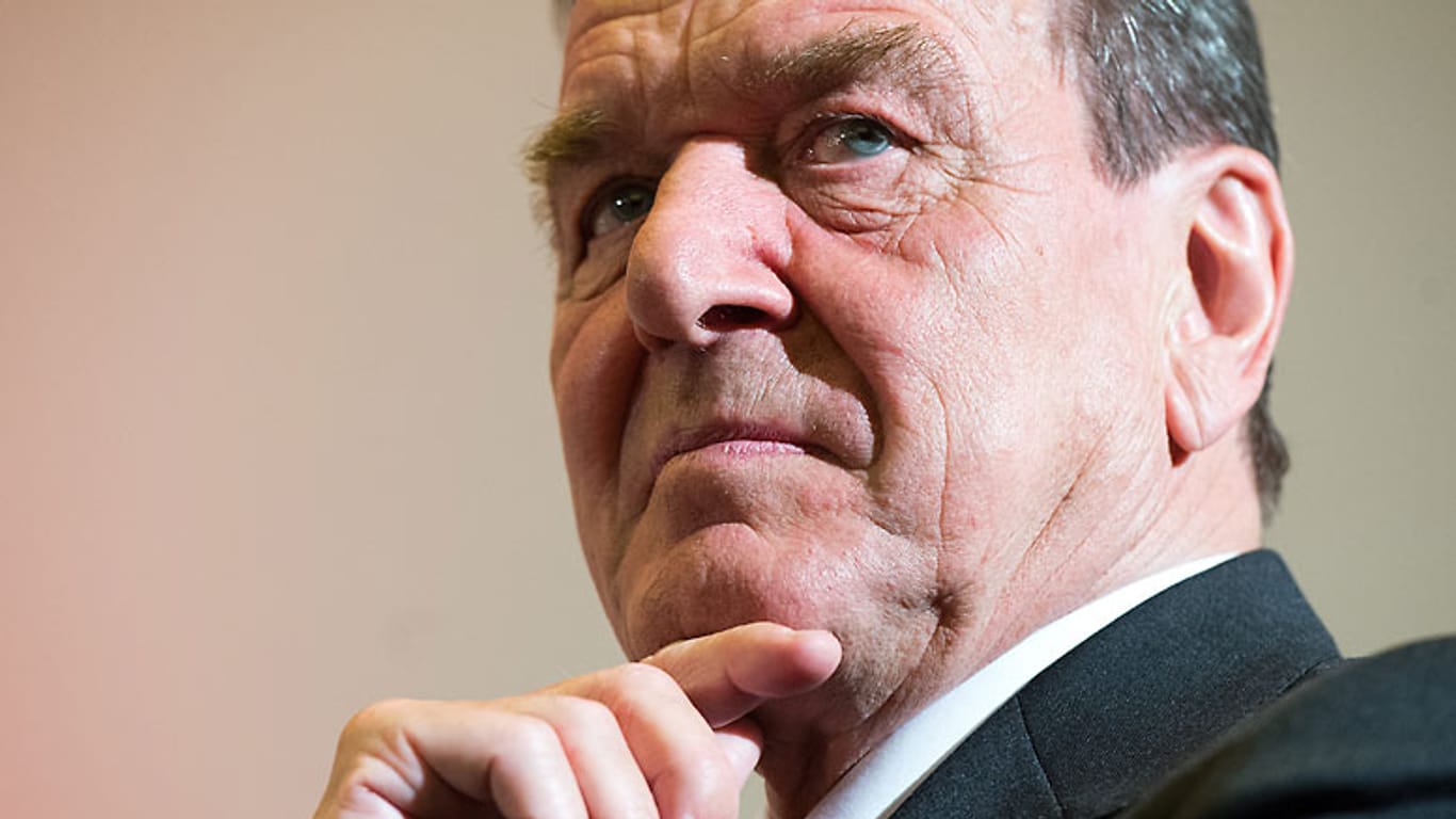 Gerhard Schröder hat in einem Interview Angela Merkels Flüchtlingspolitik kritisiert.