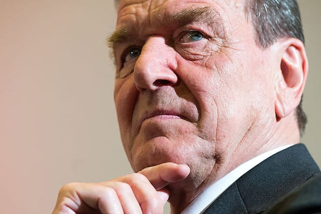 Gerhard Schröder hat in einem Interview Angela Merkels Flüchtlingspolitik kritisiert.