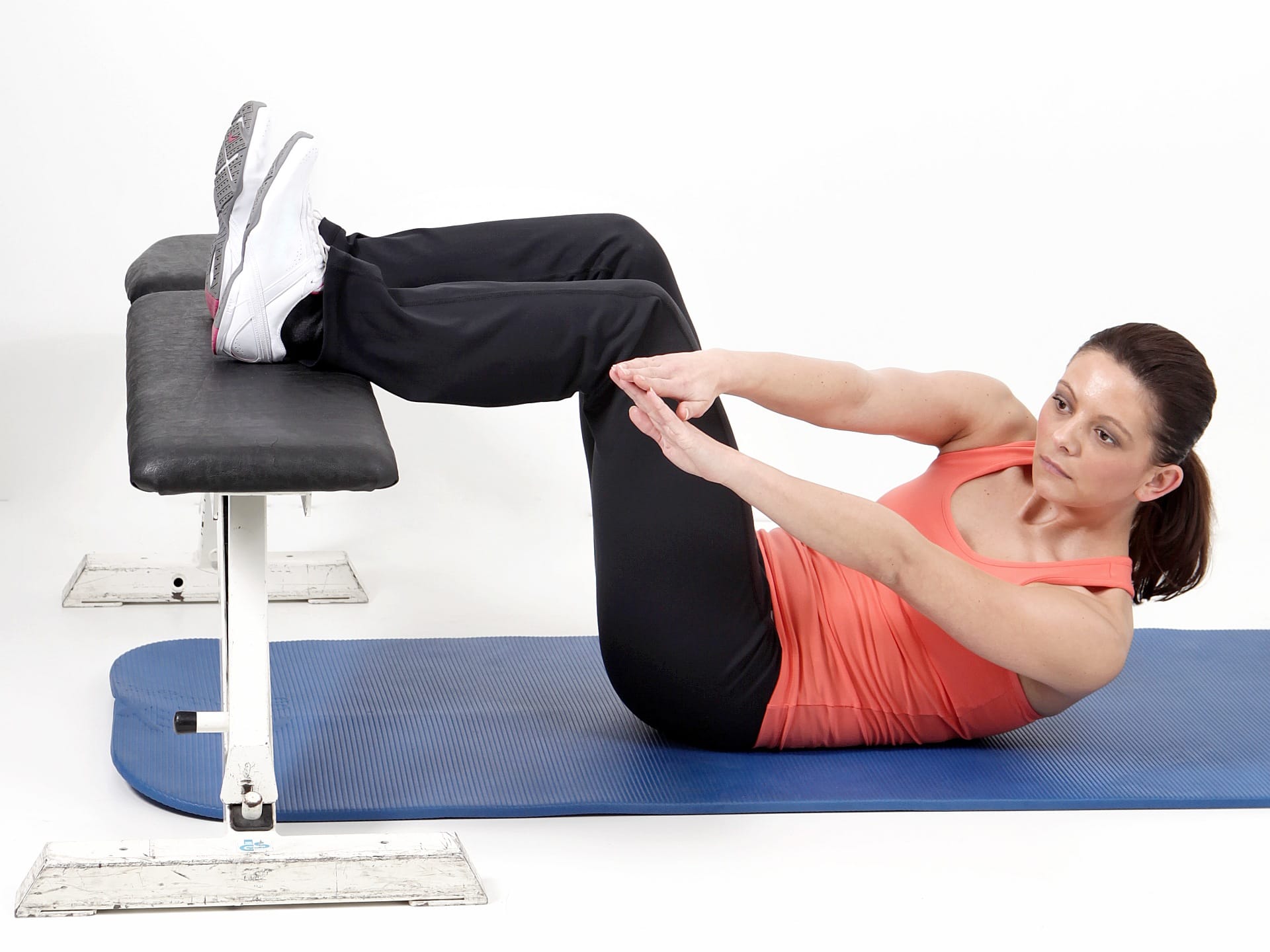 Mit dieser Variante trainiert man vor allem die seitlichen Bauchmuskeln besonders intensiv. Sinnvolles Sixpack-Training kombiniert mehrere Übungsformenn.