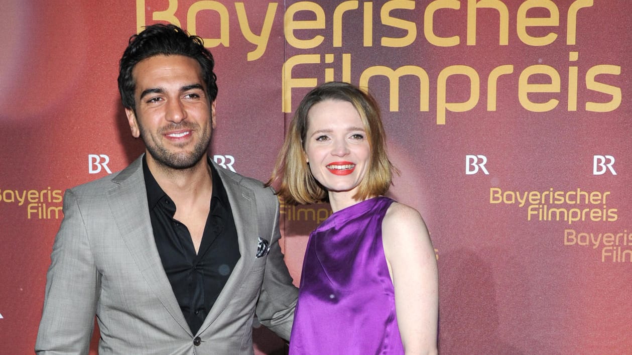 Beim Bayerischen Filmpreis gab sich Elyas M'Barek seiner Kollegin Karoline Herfurth gegenüber als perfekter Gentleman.