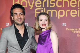 Beim Bayerischen Filmpreis gab sich Elyas M'Barek seiner Kollegin Karoline Herfurth gegenüber als perfekter Gentleman.