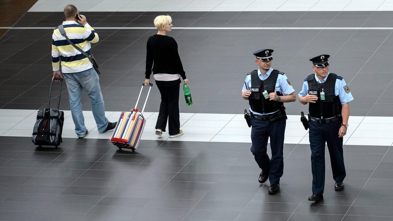 Beamte der Bundespolizei patrouillieren am Flughafen Dresden.