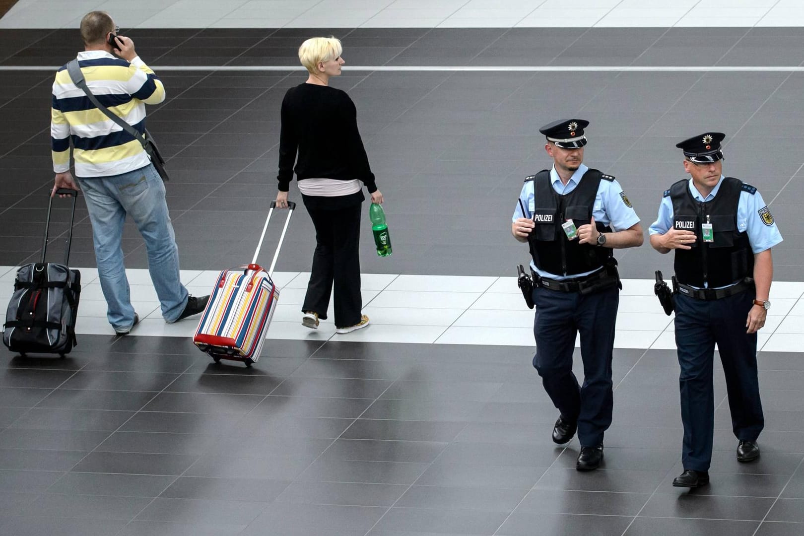 Beamte der Bundespolizei patrouillieren am Flughafen Dresden.