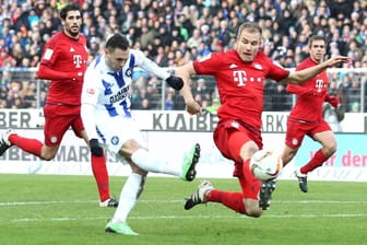 Bayern-Verteidiger Holger Badstuber beim Versuch, den Schuss des Karlsruhers Manuel Torres zu blocken.