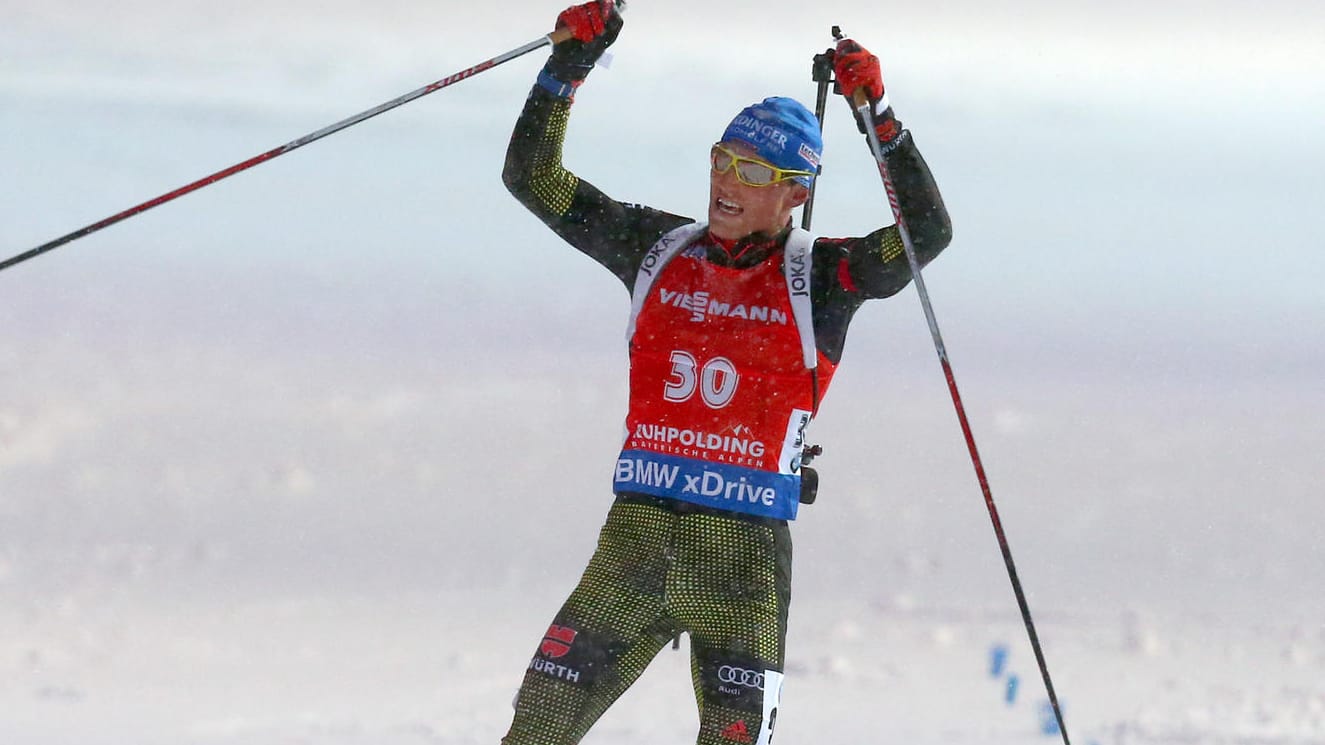 Erik Lesser jubelt beim Biathlon-Weltcup in der Chiemgau Arena in Ruhpolding.