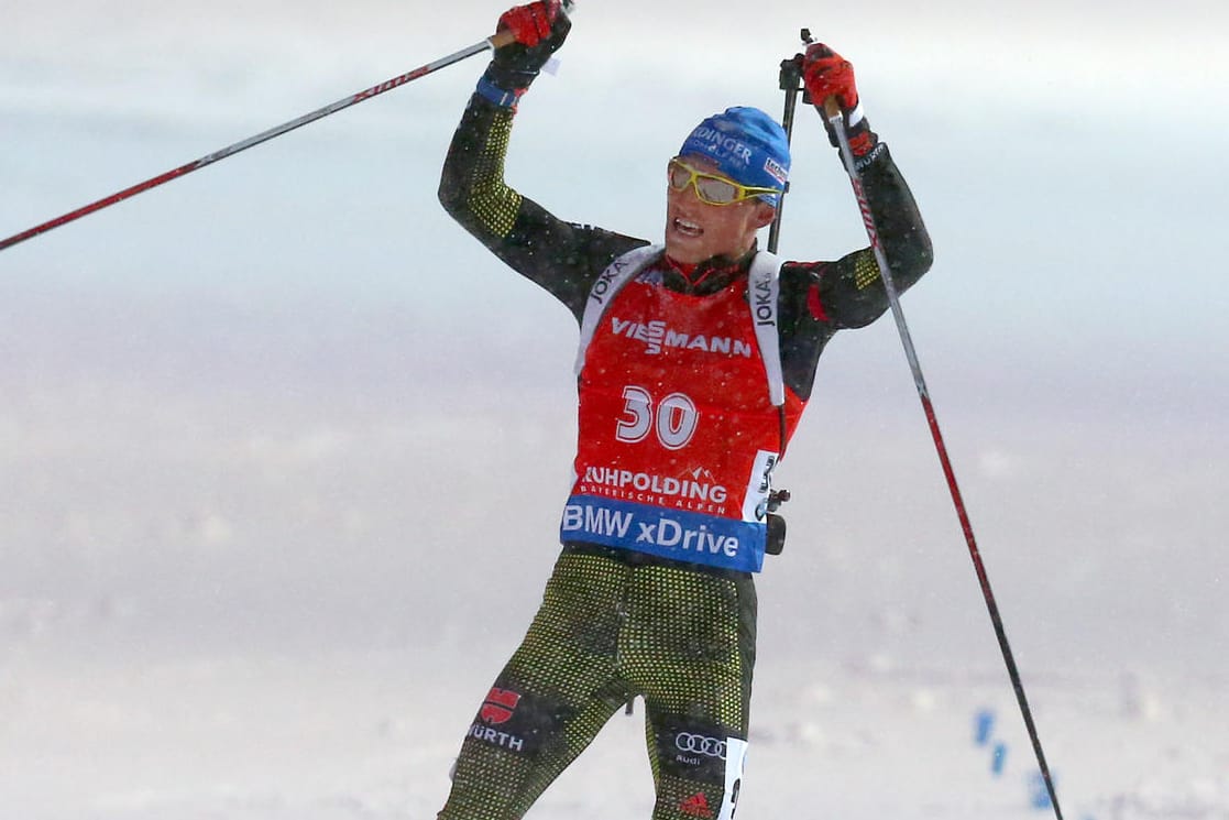 Erik Lesser jubelt beim Biathlon-Weltcup in der Chiemgau Arena in Ruhpolding.