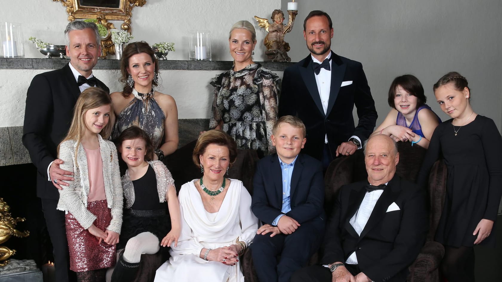 Familienfoto zum 25. Thronjubiläum: Ari Behn (Ehemann von Prinzessin Märtha Louise), Leah Isadora Behn, Emma Tallulah Behn, Prinzessin Märtha Louise, Königin Sonja, Kronprinzessin Mette-Marit, Prinz Sverre Magnus, Kronprinz Haakon, König Harald, Maud Angelica Behn und Prinzessin Ingrid Alexandra (v.l.n.r.).