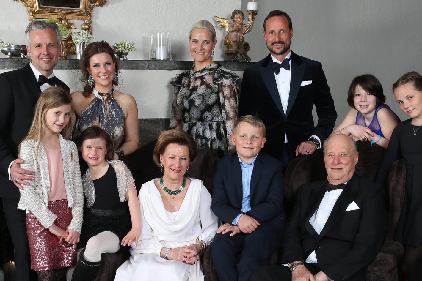 Familienfoto zum 25. Thronjubiläum: Ari Behn (Ehemann von Prinzessin Märtha Louise), Leah Isadora Behn, Emma Tallulah Behn, Prinzessin Märtha Louise, Königin Sonja, Kronprinzessin Mette-Marit, Prinz Sverre Magnus, Kronprinz Haakon, König Harald, Maud Angelica Behn und Prinzessin Ingrid Alexandra (v.l.n.r.).