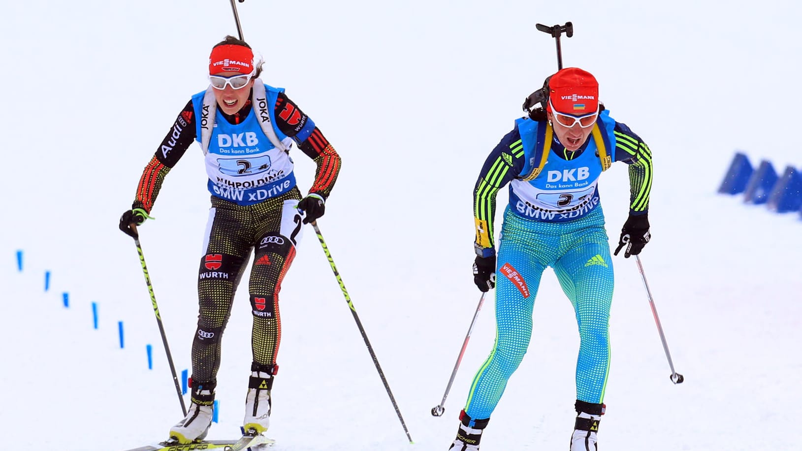 Die Ukrainerin Olena Pidhrushna (re.) und Laura Dahlmeier im Schlusssprint der Damen-Staffel.