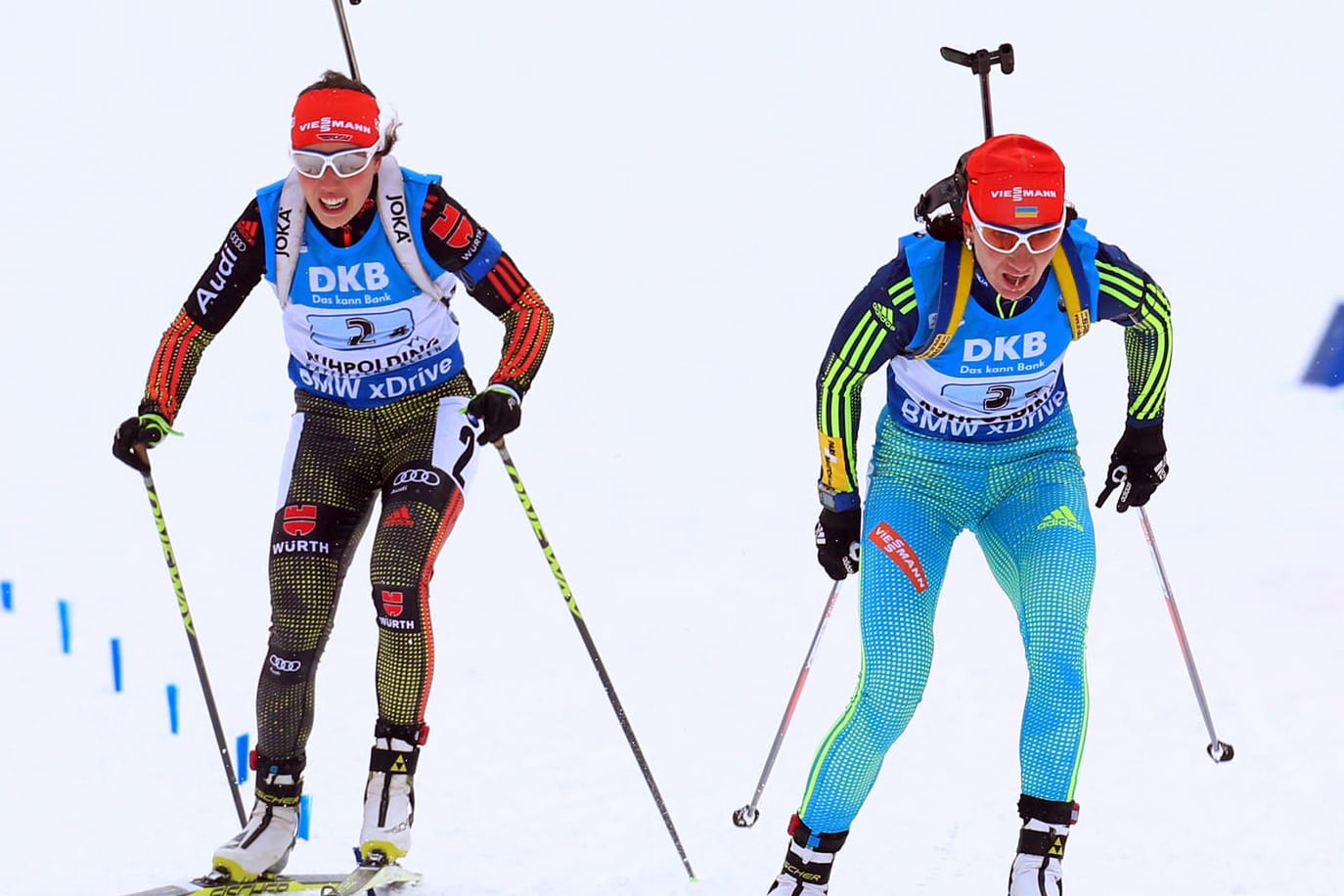 Die Ukrainerin Olena Pidhrushna (re.) und Laura Dahlmeier im Schlusssprint der Damen-Staffel.