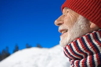 Ältere Menschen sollten bei Kälte große Anstrengungen meiden.