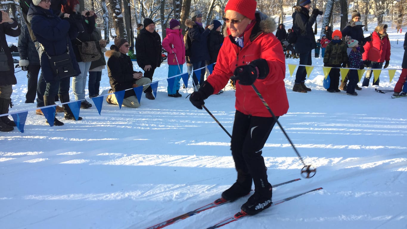Sportlich, sportlich: Königin Sonja auf Skiern.