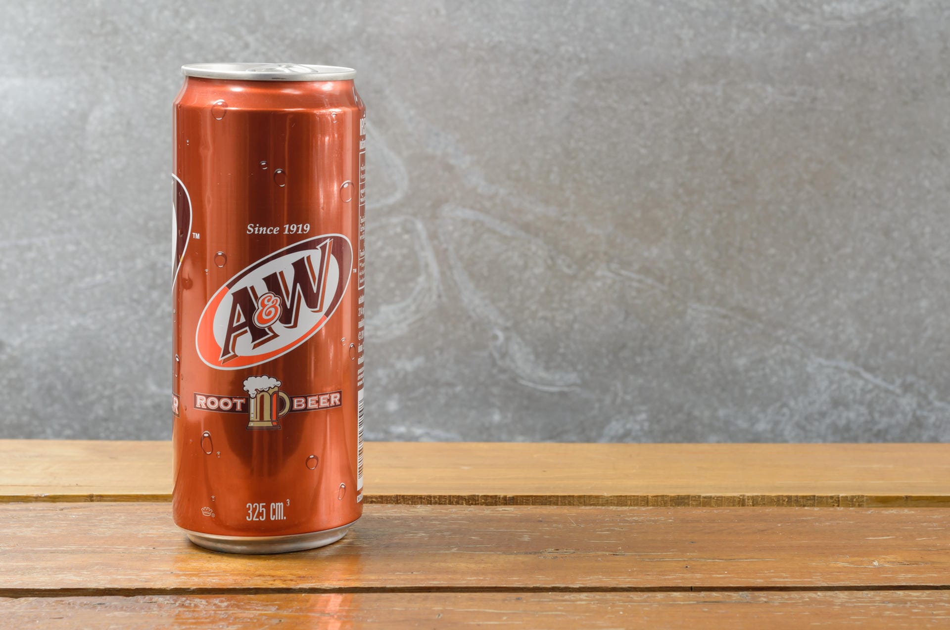 Tradition in Dosen: Das 1919 gegründete Unternehmen A&W, die Abkürzung der Gründernamen Allen und Wright, ist einer der Pioniere des Root Beer. Heute gehört es zu den bekanntesten Getränkemarken der USA.