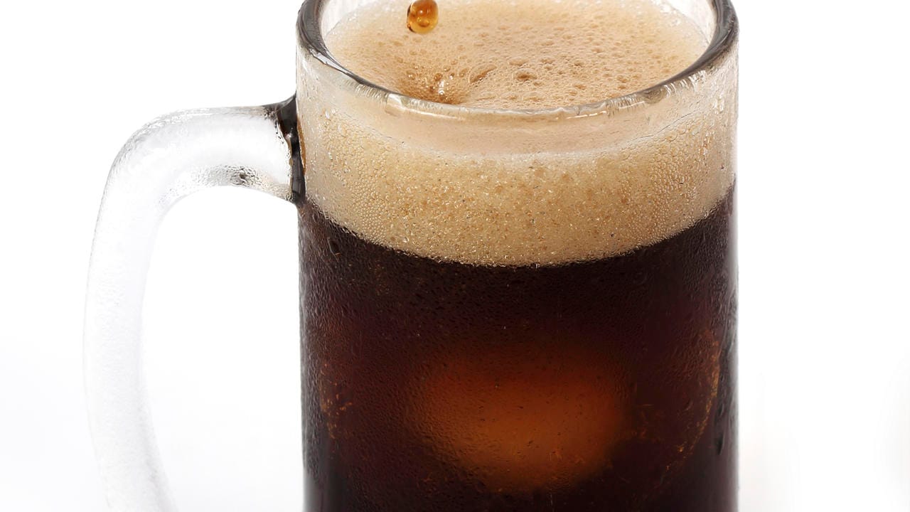 Das ist Amerika: Root Beer wird in jedem Pub der USA ausgeschenkt und ist in jedem Supermarkt zu haben. Zwischen 300 und 500 Produzenten füllen die Kräuterlimonade landesweit ab, dazu kommen etwa 1000 regionale Produzenten.