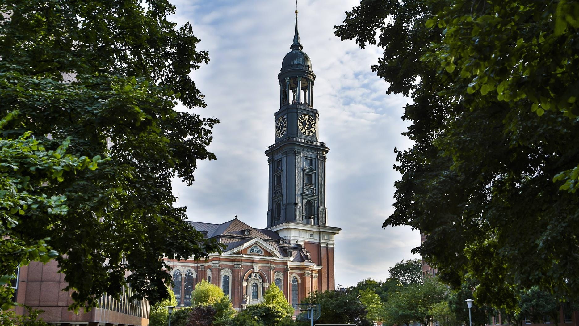 Der Kirchturm des Michel überragt die Hamburger Innenstadt.