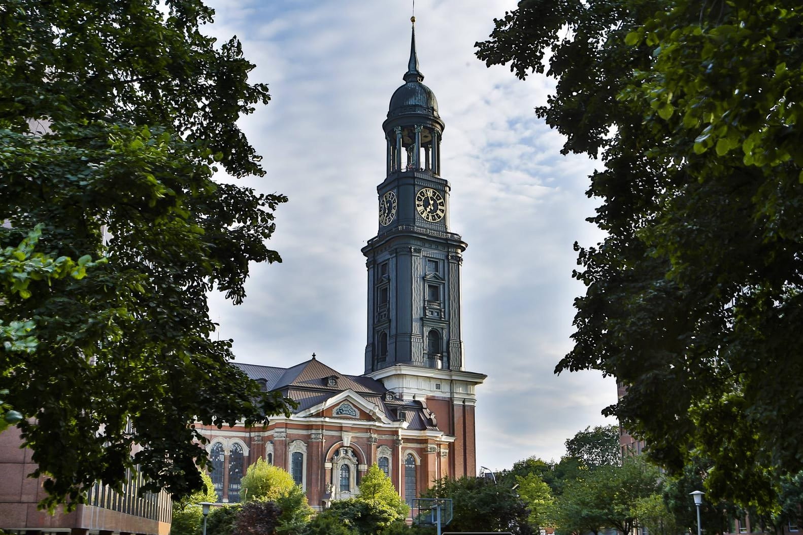 Der Kirchturm des Michel überragt die Hamburger Innenstadt.