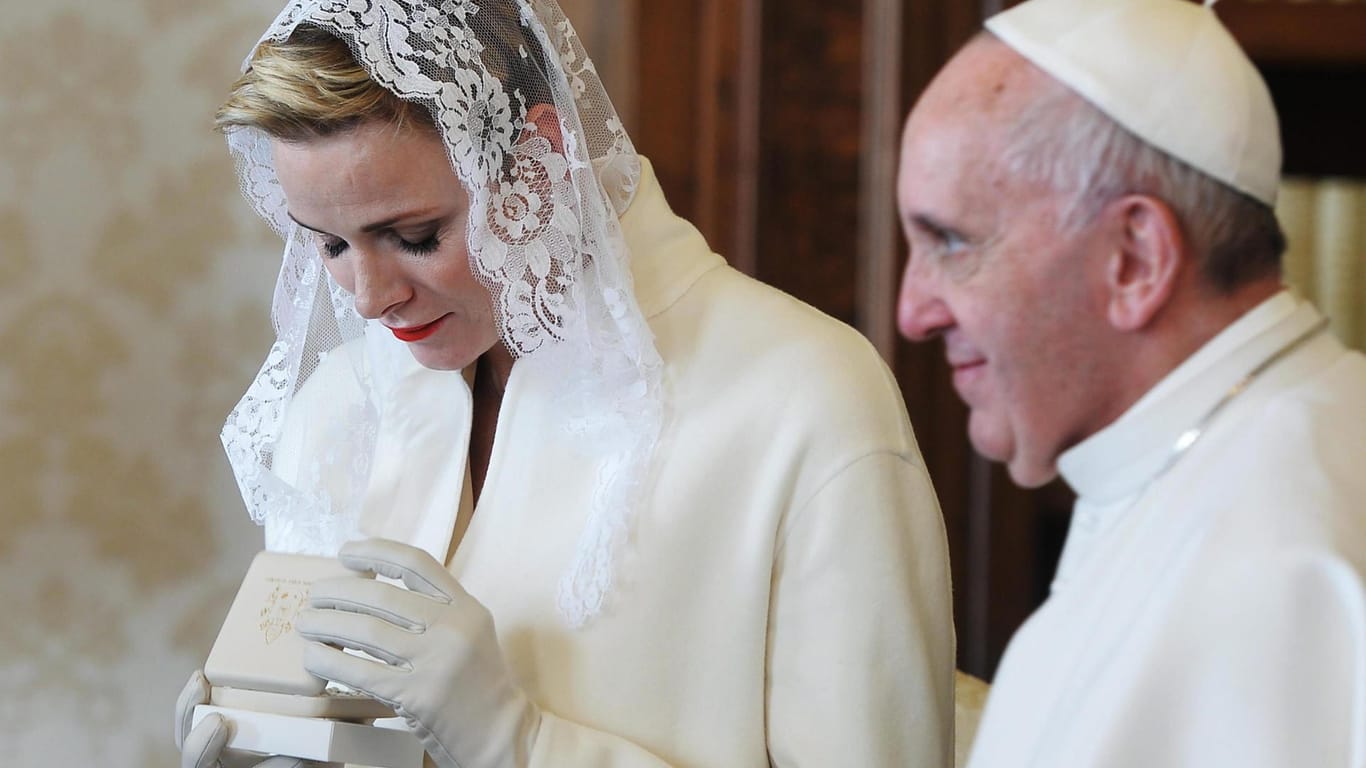 Papst Franziskus und Fürstin Charlène von Monaco bei einer Privataudienz des monegassischen Fürstenpaares im Vatikan.