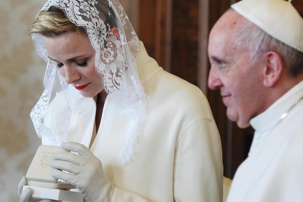 Papst Franziskus und Fürstin Charlène von Monaco bei einer Privataudienz des monegassischen Fürstenpaares im Vatikan.