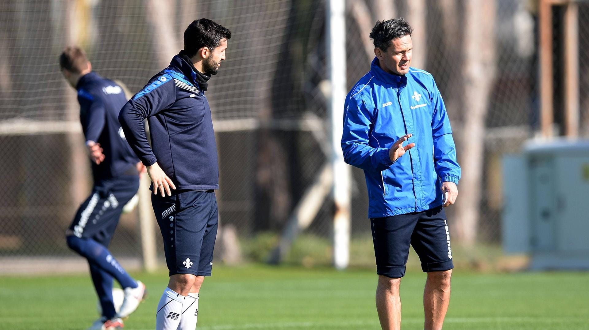 Arbeiten am nächsten Darmstädter Fußball-Wunder: Lilien-Trainer Dirk Schuster (re.) und Kapitän Aytac Sulu. Arbeiten am nächsten Darmstädter Fußball-Wunder: Lilien-Trainer Dirk Schuster (re.) und Kapitän Aytac Sulu.